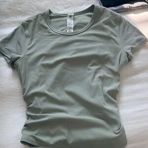 Lululemon size 4 ribbed cropped top.